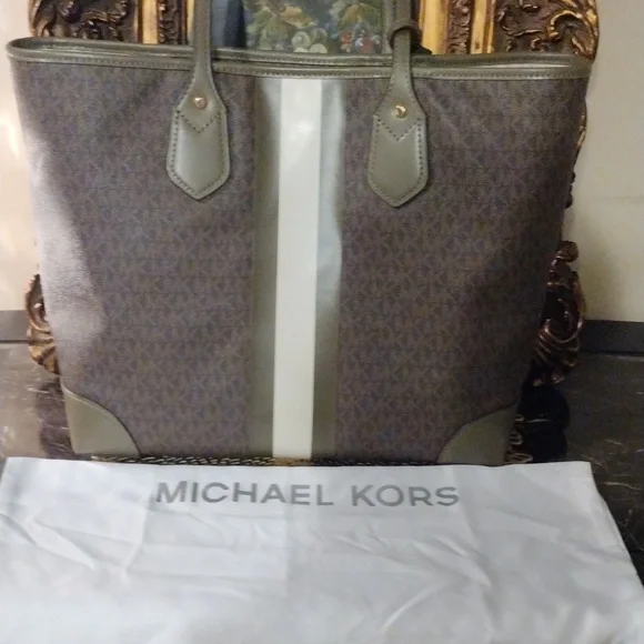 Michael Kors Large Eva Shoulder Tote Bag with wristlet Brown / Olive SOLD, SOLD, - Picture 5 of 16